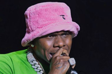 Da Baby, Memphis Tennessee 'de büyük bir kalabalık için gösteri yapıyor.