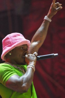 Da Baby, Memphis Tennessee 'de büyük bir kalabalık için gösteri yapıyor.