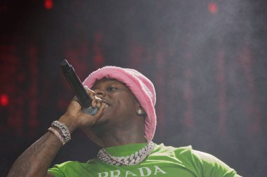 Da Baby, Memphis Tennessee 'de büyük bir kalabalık için gösteri yapıyor.