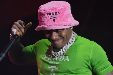 Da Baby, Memphis Tennessee 'de büyük bir kalabalık için gösteri yapıyor.