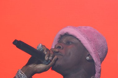 Da Baby, Memphis Tennessee 'de büyük bir kalabalık için gösteri yapıyor.