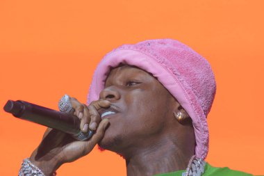 Da Baby, Memphis Tennessee 'de büyük bir kalabalık için gösteri yapıyor.