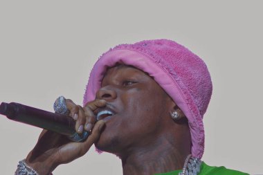 Da Baby, Memphis Tennessee 'de büyük bir kalabalık için gösteri yapıyor.