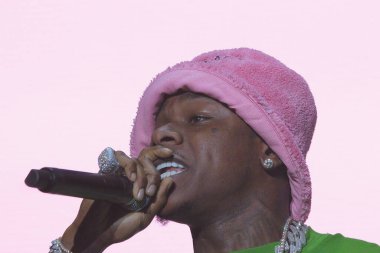 Da Baby, Memphis Tennessee 'de büyük bir kalabalık için gösteri yapıyor.