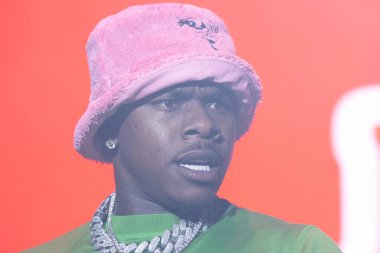 Da Baby, Memphis Tennessee 'de büyük bir kalabalık için gösteri yapıyor.