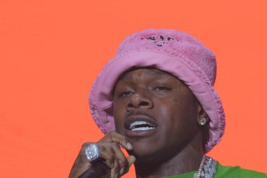 Da Baby, Memphis Tennessee 'de büyük bir kalabalık için gösteri yapıyor.