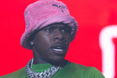 Da Baby, Memphis Tennessee 'de büyük bir kalabalık için gösteri yapıyor.