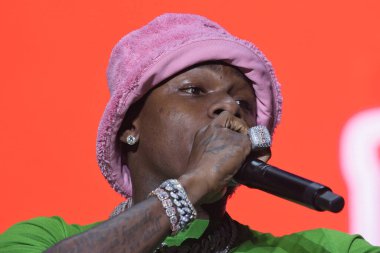 Da Baby, Memphis Tennessee 'de büyük bir kalabalık için gösteri yapıyor.
