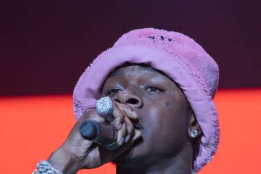 Da Baby, Memphis Tennessee 'de büyük bir kalabalık için gösteri yapıyor.