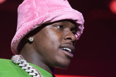 Da Baby, Memphis Tennessee 'de büyük bir kalabalık için gösteri yapıyor.