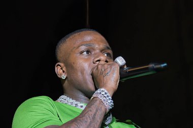 Da Baby, Memphis Tennessee 'de büyük bir kalabalık için gösteri yapıyor.
