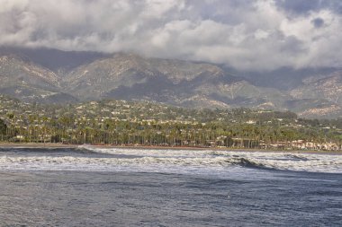 14 yılın en büyük dalgaları Santa Barbara limanını vurdu.