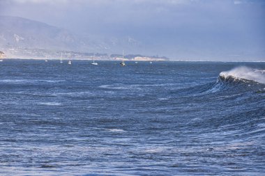14 yılın en büyük dalgaları Santa Barbara limanını vurdu.