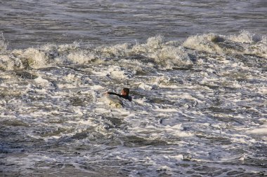 14 yılın en büyük dalgaları Santa Barbara limanını vurdu.