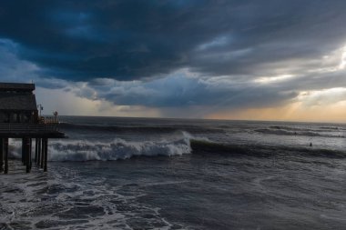 14 yılın en büyük dalgaları Santa Barbara limanını vurdu.
