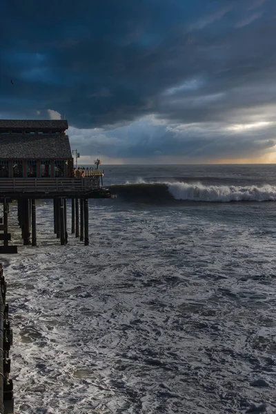 Största Vågorna Drabbade Santa Barbara Hamn — Stockfoto
