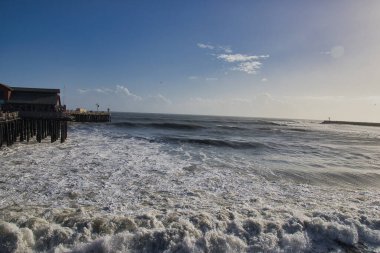 14 yılın en büyük dalgaları Santa Barbara limanını vurdu.