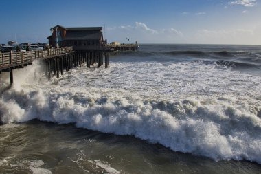 14 yılın en büyük dalgaları Santa Barbara limanını vurdu.