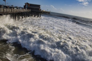 14 yılın en büyük dalgaları Santa Barbara limanını vurdu.