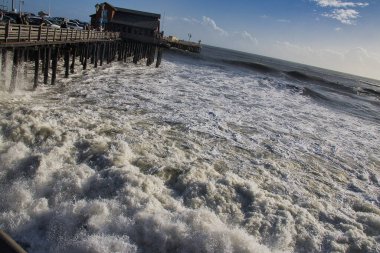 14 yılın en büyük dalgaları Santa Barbara limanını vurdu.