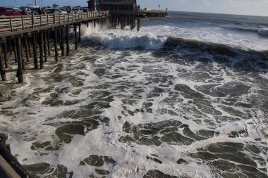 14 yılın en büyük dalgaları Santa Barbara limanını vurdu.