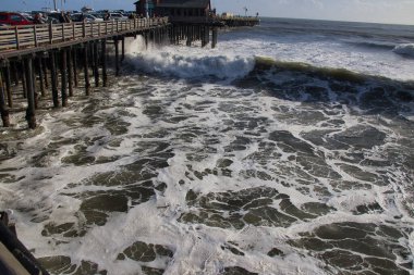 14 yılın en büyük dalgaları Santa Barbara limanını vurdu.