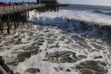 14 yılın en büyük dalgaları Santa Barbara limanını vurdu.