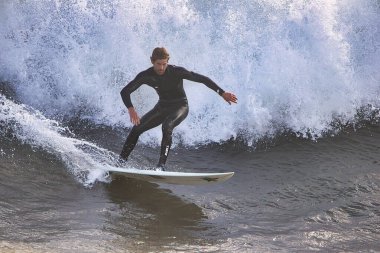 14 yılın en büyük dalgaları Santa Barbara limanını vurdu.
