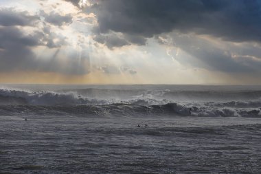 14 yılın en büyük dalgaları Santa Barbara limanını vurdu.