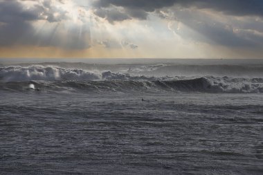 14 yılın en büyük dalgaları Santa Barbara limanını vurdu.