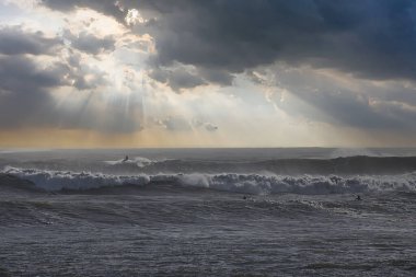 14 yılın en büyük dalgaları Santa Barbara limanını vurdu.