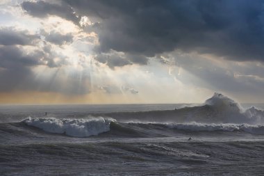 Büyük dalgalar Santa Barbara limanını vurdu.