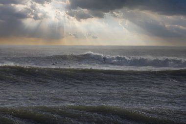 Büyük dalgalar Santa Barbara limanını vurdu.