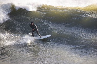 Büyük dalgalar Santa Barbara limanını vurdu.