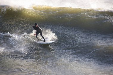 Büyük dalgalar Santa Barbara limanını vurdu.