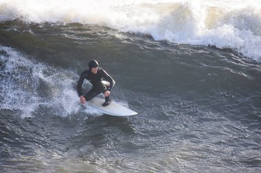 Büyük dalgalar Santa Barbara limanını vurdu.