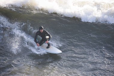 Büyük dalgalar Santa Barbara limanını vurdu.