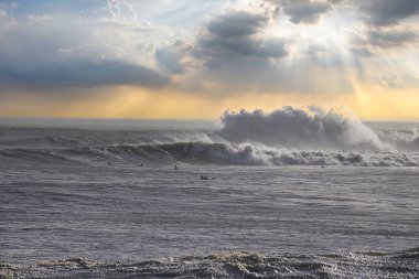 Büyük dalgalar Santa Barbara limanını vurdu.