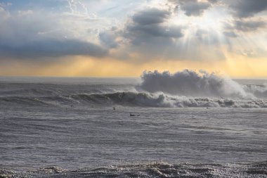 Büyük dalgalar Santa Barbara limanını vurdu.