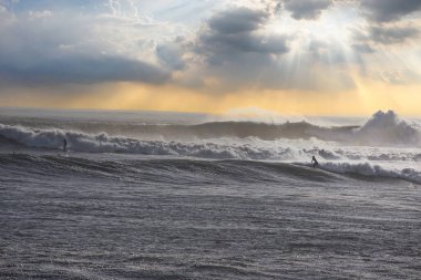 Büyük dalgalar Santa Barbara limanını vurdu.