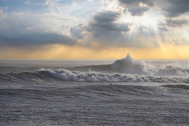 Büyük dalgalar Santa Barbara limanını vurdu.