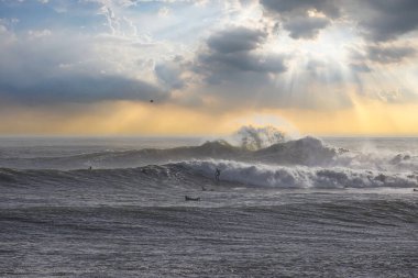 Büyük dalgalar Santa Barbara limanını vurdu.