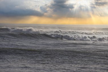 Büyük dalgalar Santa Barbara limanını vurdu.