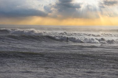 Büyük dalgalar Santa Barbara limanını vurdu.