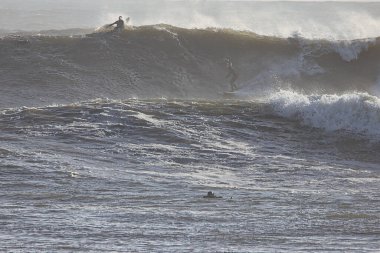 14 yılın en büyük dalgaları Santa Barbara limanını vurdu.