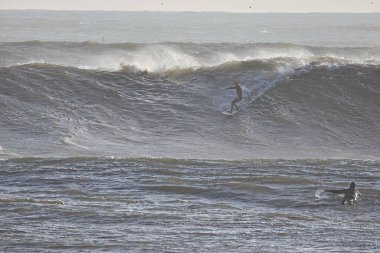 14 yılın en büyük dalgaları Santa Barbara limanını vurdu.