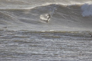 14 yılın en büyük dalgaları Santa Barbara limanını vurdu.