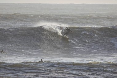 14 yılın en büyük dalgaları Santa Barbara limanını vurdu.