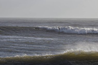 14 yılın en büyük dalgaları Santa Barbara limanını vurdu.