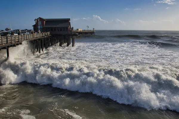 Gelombang Terbesar Dalam Tahun Menghantam Pelabuhan Santa Barbara — Stok Foto